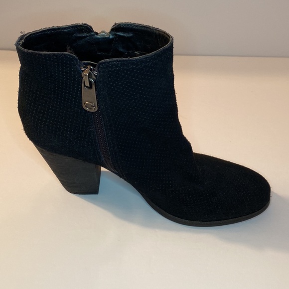 Guess Black Leather Ankle Bootie. Size 7 1/2 & 3.25” stacked heel. - Picture 6 of 9